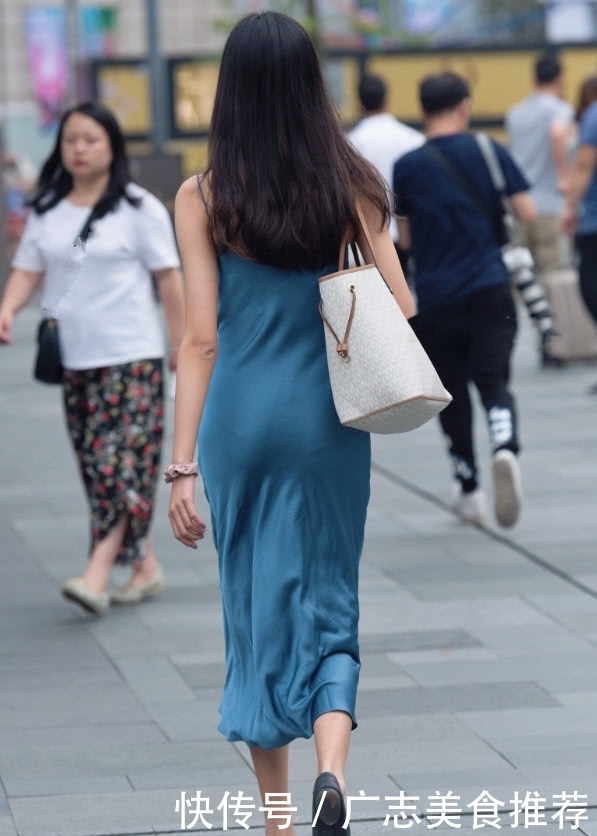 睡裙|小姐姐是有多懒?直接穿着“睡裙”就出门,好歹也换件衣服吧!