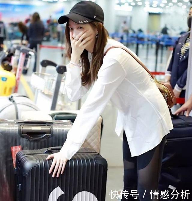 关晓彤真自信，穿条瑜伽裤就去戛纳，还故意系错扣子露出小蛮腰