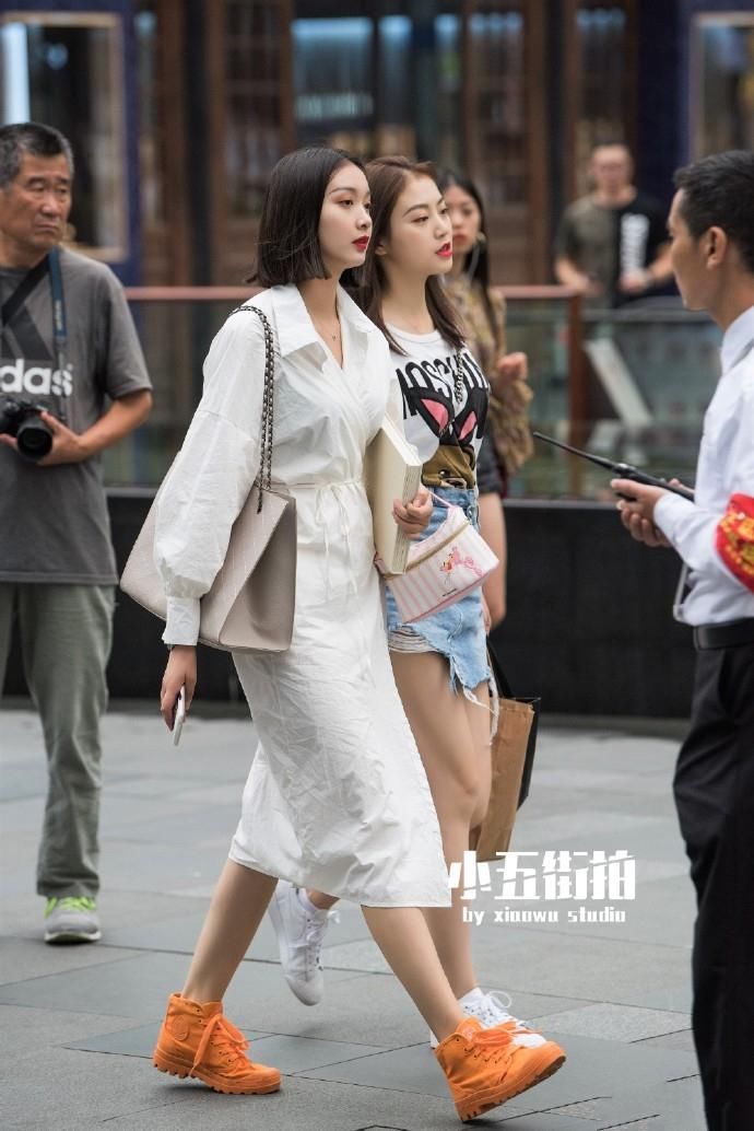 小姐姐美得好低调，一米八大长腿偷偷藏着，穿皮裙才暴露出好身材