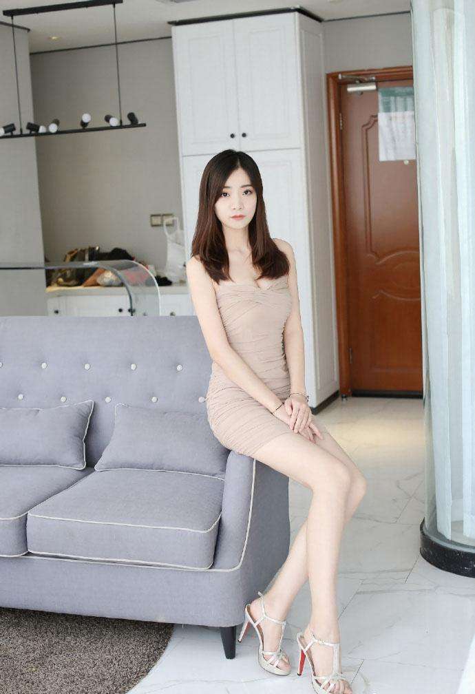紧身裙穿出高挑迷人好身材, 简单美丽