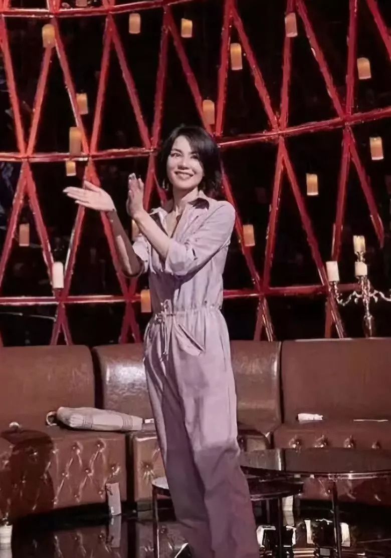 49岁王菲上综艺!红了这么多年还是气质精，时髦穿搭成范本