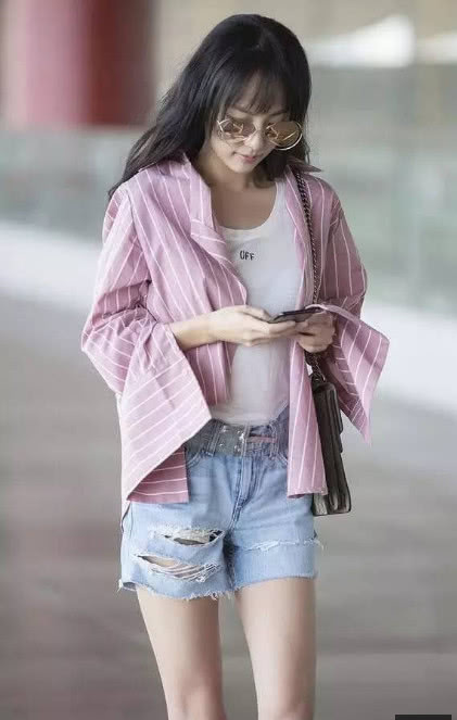 紧身裤既修身又显瘦，增添一份神秘感，亮眼又特别