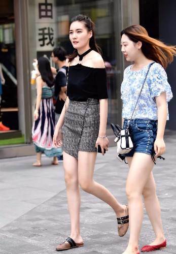 街拍,都市女郎穿露脐装配短裤清凉又性感,身材完美果然任性啊