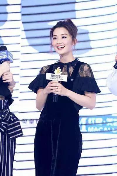 阿娇衣品大变！穿的像个高中生，但网友却盯着她肚子上的淤青不放