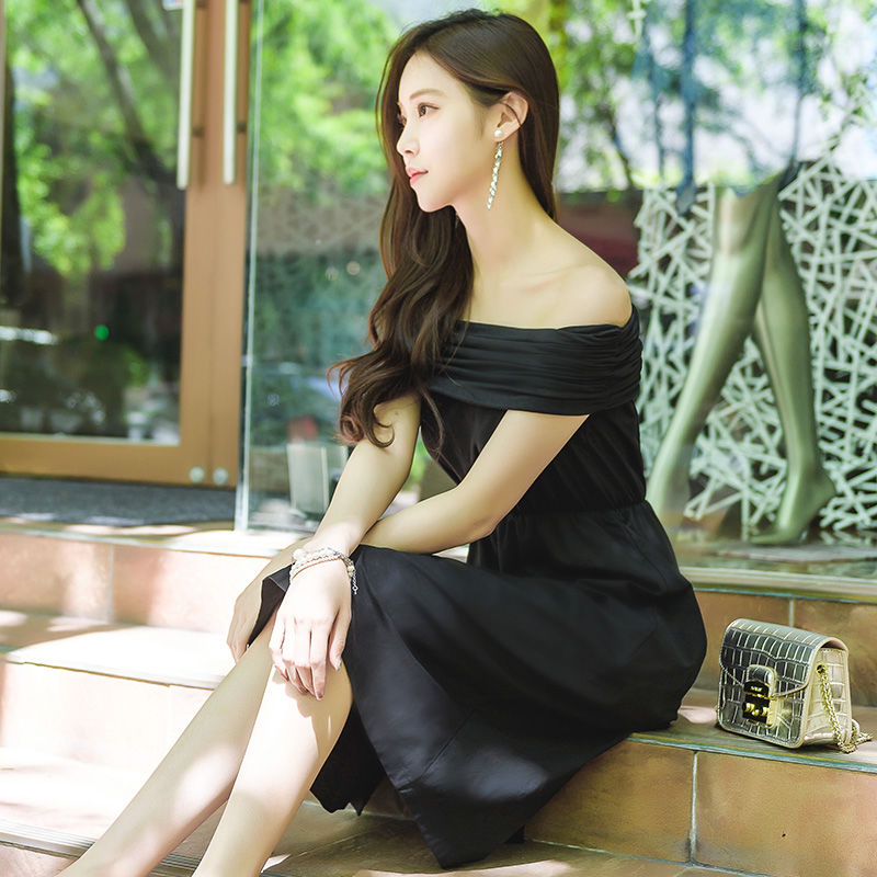 大城市女人也忒开放了，出门都是“小吊带”，下面真让人大饱眼福