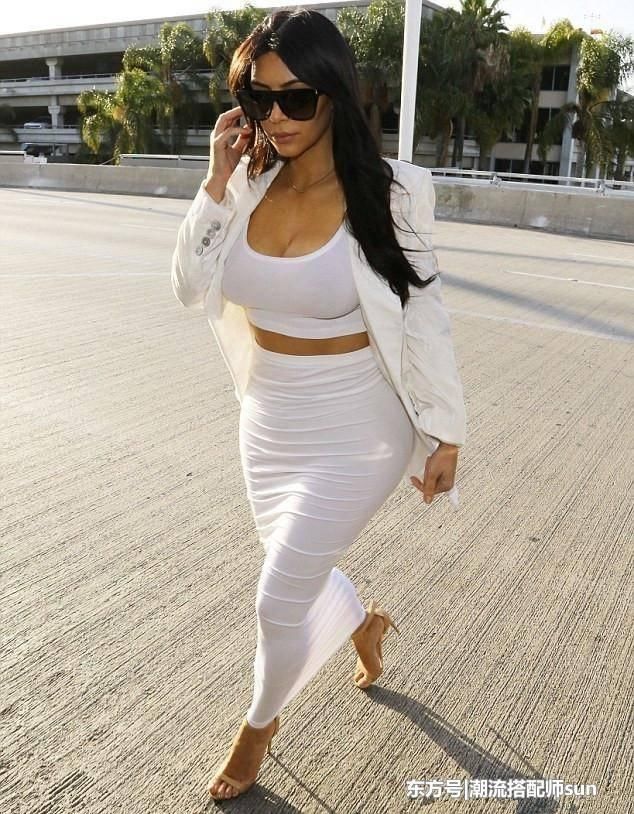 街拍：图1卡戴珊尴尬，横条纹的褶皱感显胯大！图2超薄丝袜美女