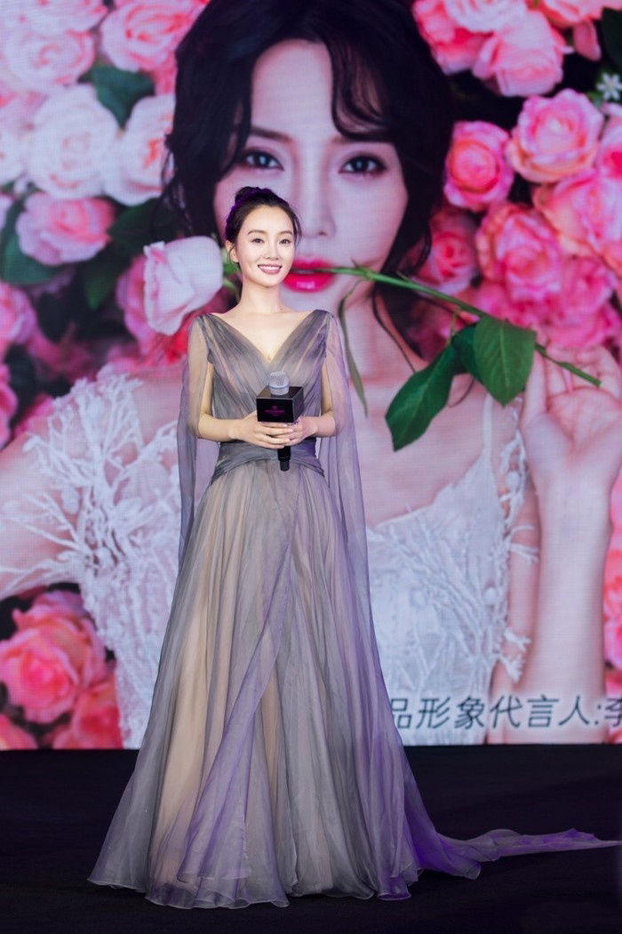 李小璐越来越有韵味了，薄纱裙女人味爆棚，网友：美的冒泡