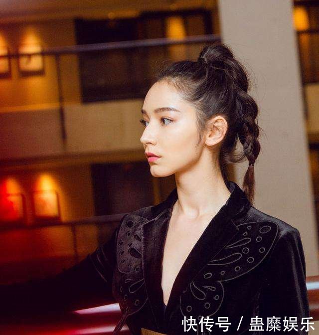 杨幂旗下小花们打包全出动 参加同一场活动迪丽热巴造型最丑