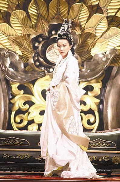 刘嘉玲真敢穿！53岁仍时尚感爆棚 网友：她的穿着一般人驾驭不了