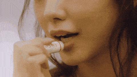  [润唇膏]“女人长期涂润唇膏，有哪些“危害”？很多人不懂，难怪嘴唇干裂”
