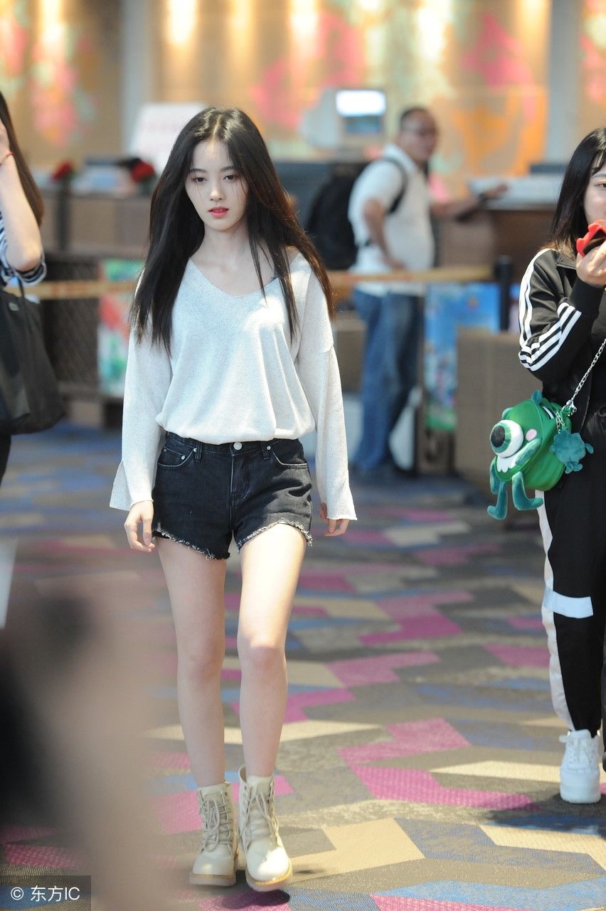 鞠婧祎黑白穿搭精致亮相，肤白貌美大长腿