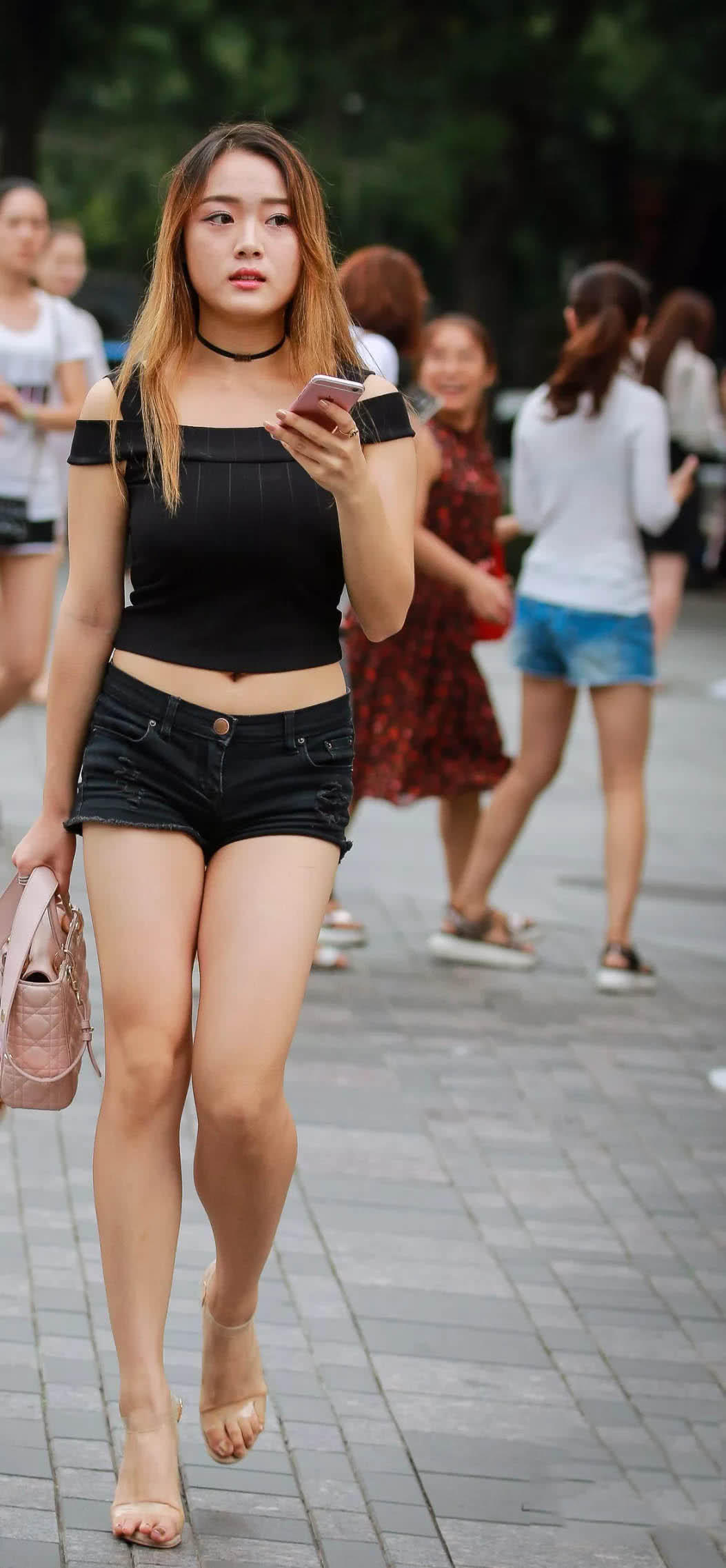 身材饱满圆润的小姐姐，一袭黑色吊带尽显傲人身材，小蛮腰大白腿