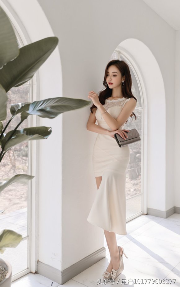 女神孙允珠，格拉斯香气幽然浅杏不对称裙