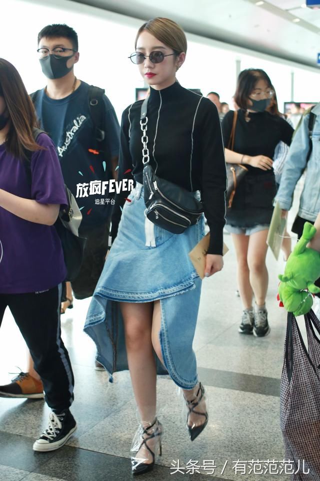 孟美岐真敢穿,1万块的高跟鞋居然套个塑料袋子,网友:这叫时尚