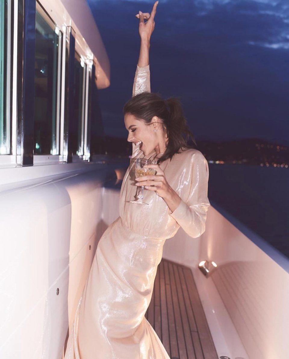 37岁却像20岁一样迷人，这位维密天使性感到爆炸！