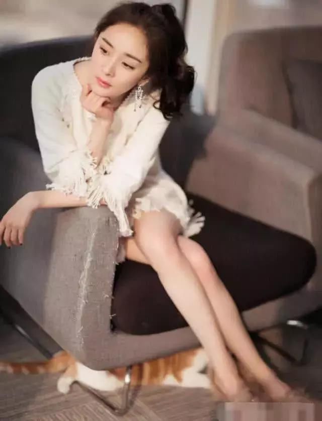 杨幂换了名媛风！这次除了“筷子腿”,一身“金针菇”更实力抢镜