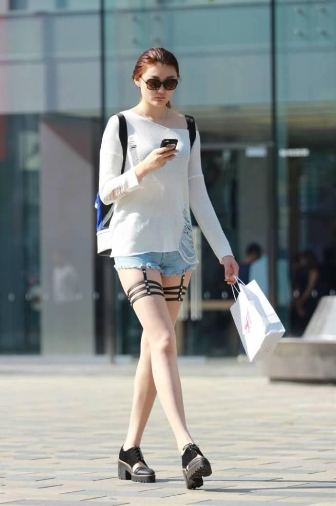 街拍:图三美女穿的大V领连衣裙，网友:欣赏不了，贫穷限制审美