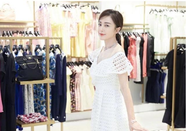  「女性优雅」夏日不会穿搭？选连衣裙就对了