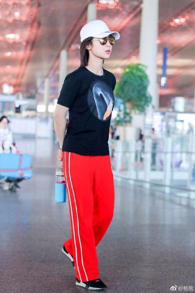 网友对杨紫要求太严格了, 机场穿短袖牛仔裤舒舒服服的怎么了?