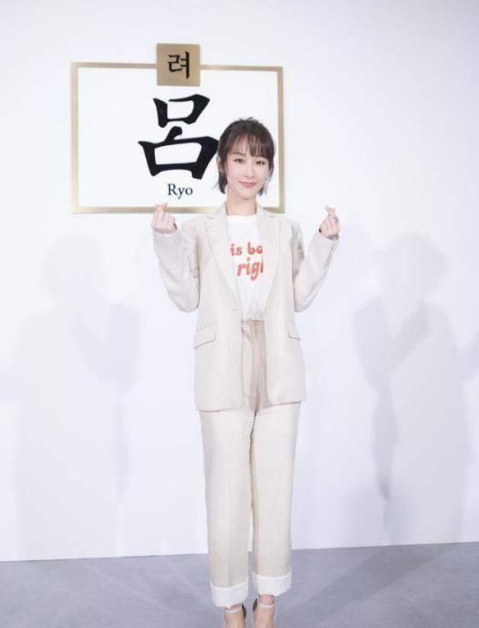  【看起来十】这还是那个邻家女孩杨紫吗？穿黑色职业装太帅气，完全不敢认！