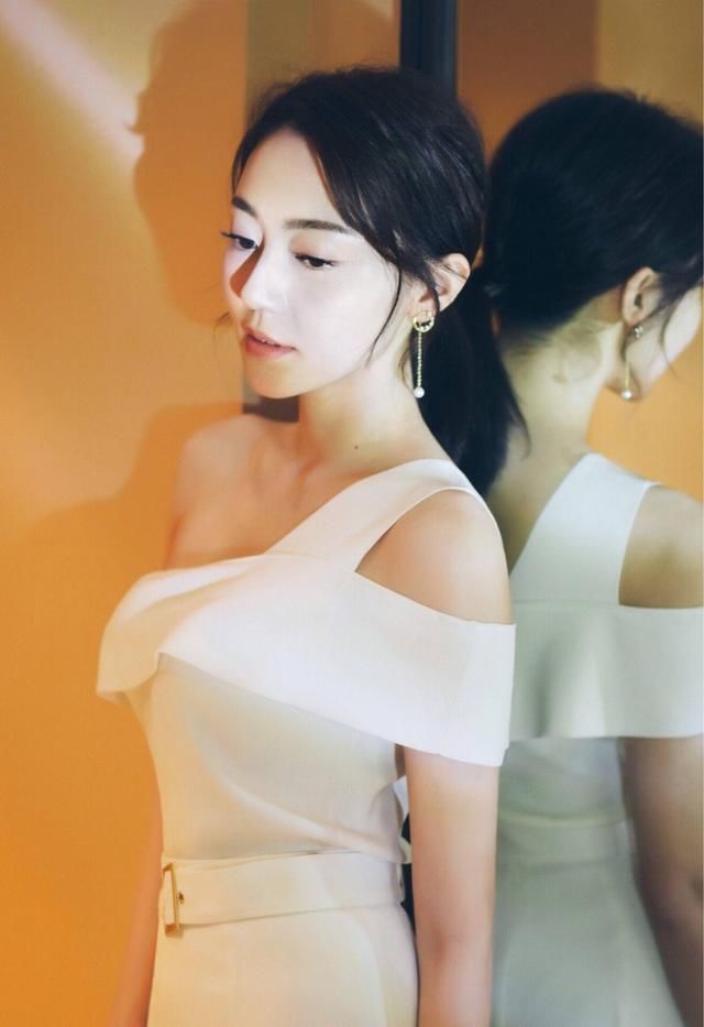 看黄梦莹的衣品，每天都是好心情，笑起来像小仙女