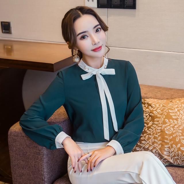 哇~蕾丝小衫塞进裙子里,确实比穿连衣裙高级几