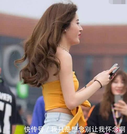 小姐姐抹胸装露香肩锁骨,紧身裤裹出丰腴翘挺的臀部线条