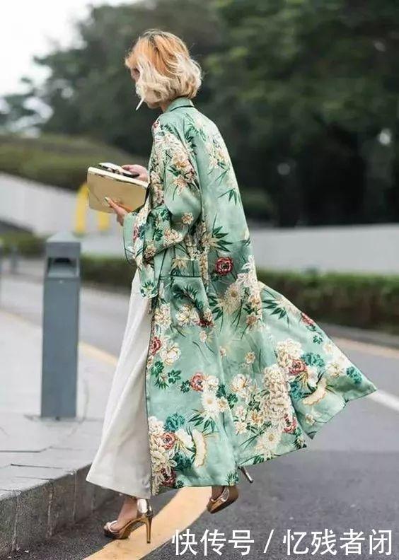  [开满]三月流行“开满花的衣服”，把春意盎然穿身上，与大自然融为一体
