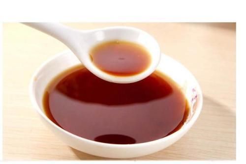 外婆使用家中“一宝”擦脸,三天后眼袋消失,祛眼袋原来这么简单