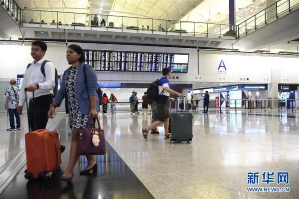 特写：提诉求请用嘴巴，而不是拳头——禁制令后香港国际机场见闻