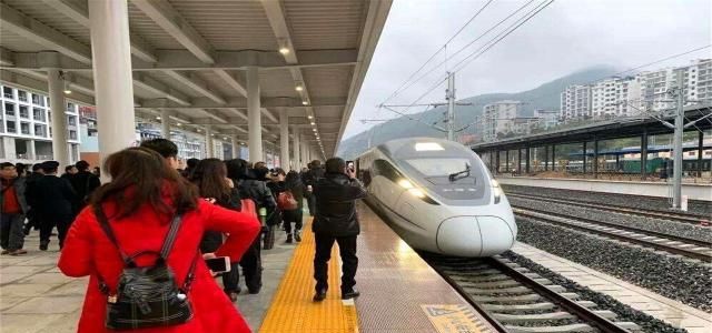  「高铁」这两个省份人民有福了，修建的新高铁预计年底通车，是