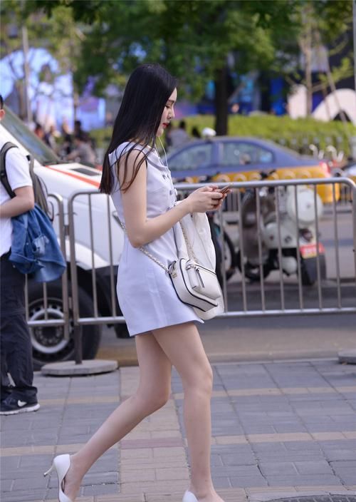 『时尚姑娘』潮流速递,街拍:穿搭就是要精致一些,穿着连衣裙,要搭配高跟鞋