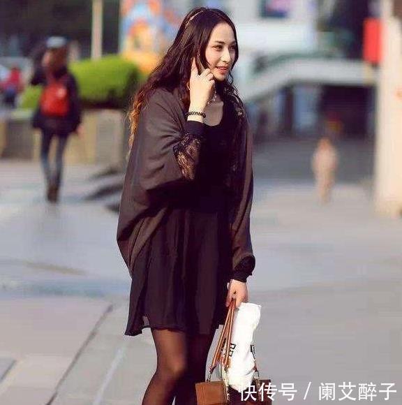  『美女』街拍：身材高挑的时尚美女，穿蓝色一字肩连衣裙，尽显淑女气质