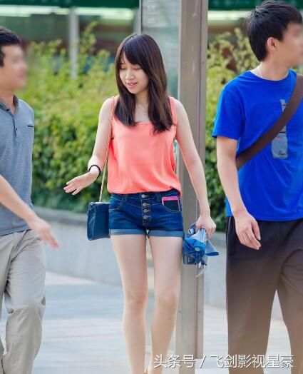 长腿白皙热裤美女街拍