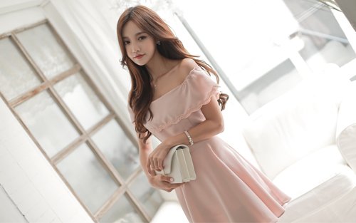 美女时尚穿搭:园艺刺绣边抹胸恬静曼妙洋裙