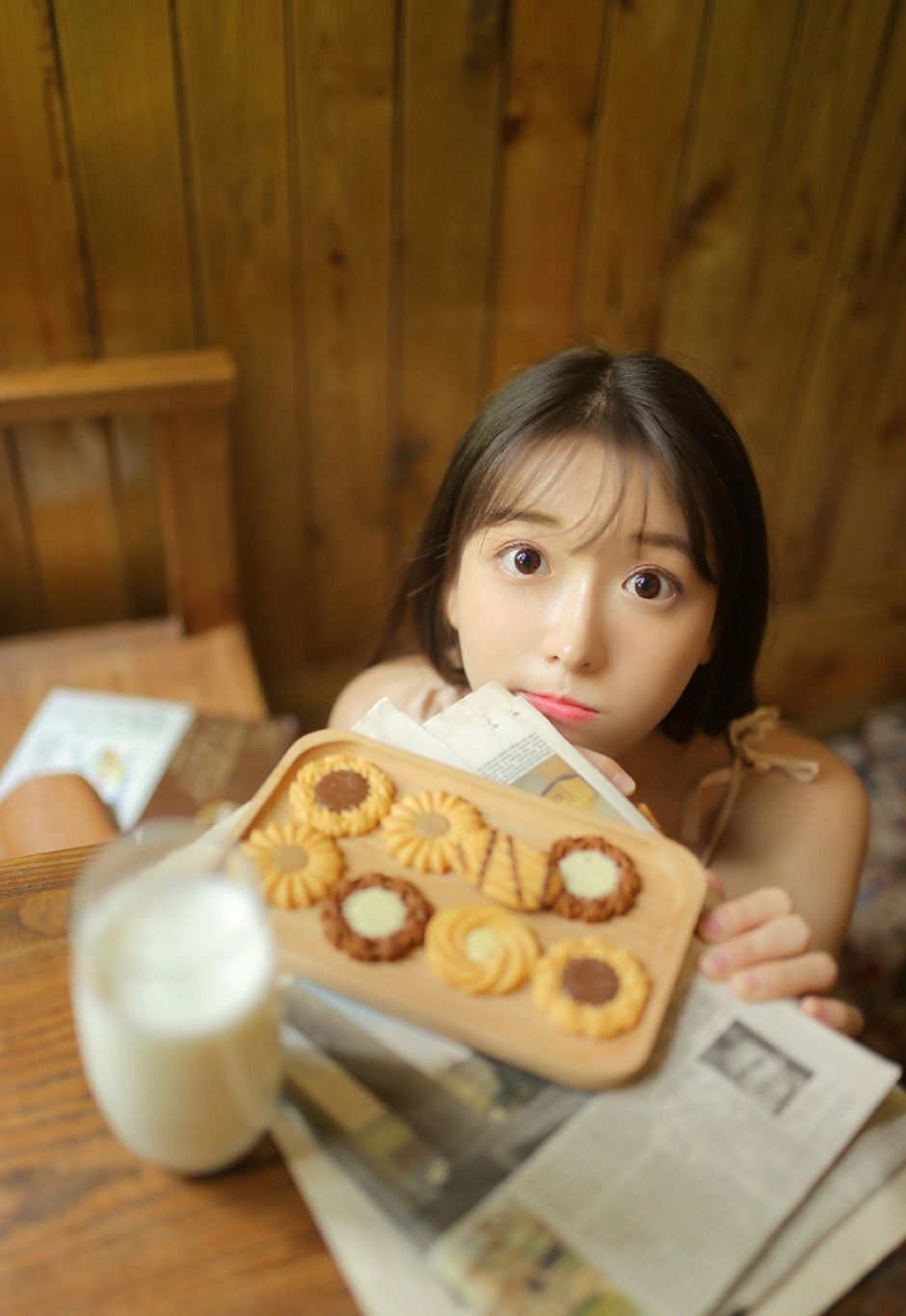 白皙肌肤小清新，萝莉美女看书写真图片