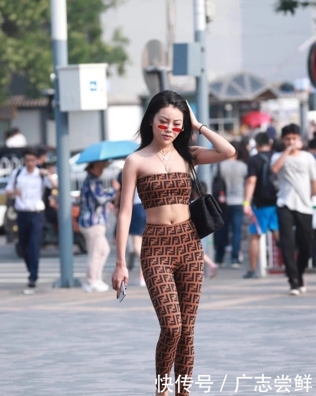 【喜欢】路人街拍：喜欢穿热裤的美女，身材都不差！