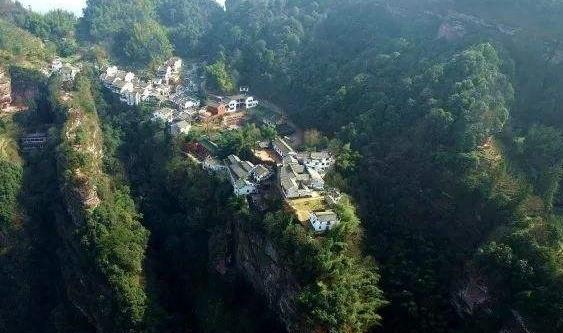 斥巨资修建的悬崖村,如今成了这个样子,网友:6亿都花到哪去了