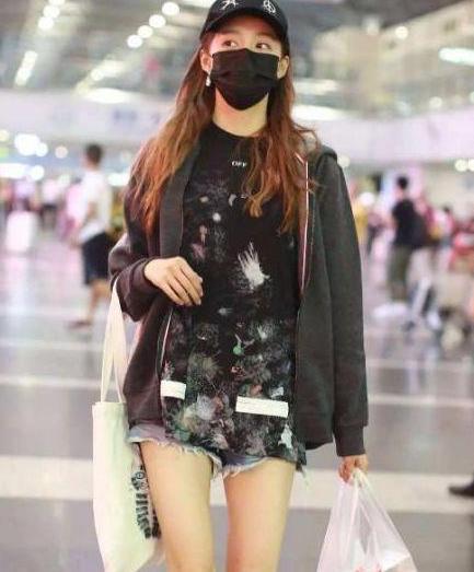 关晓彤豁出去了? 超短裤往上提0.3cm就露了