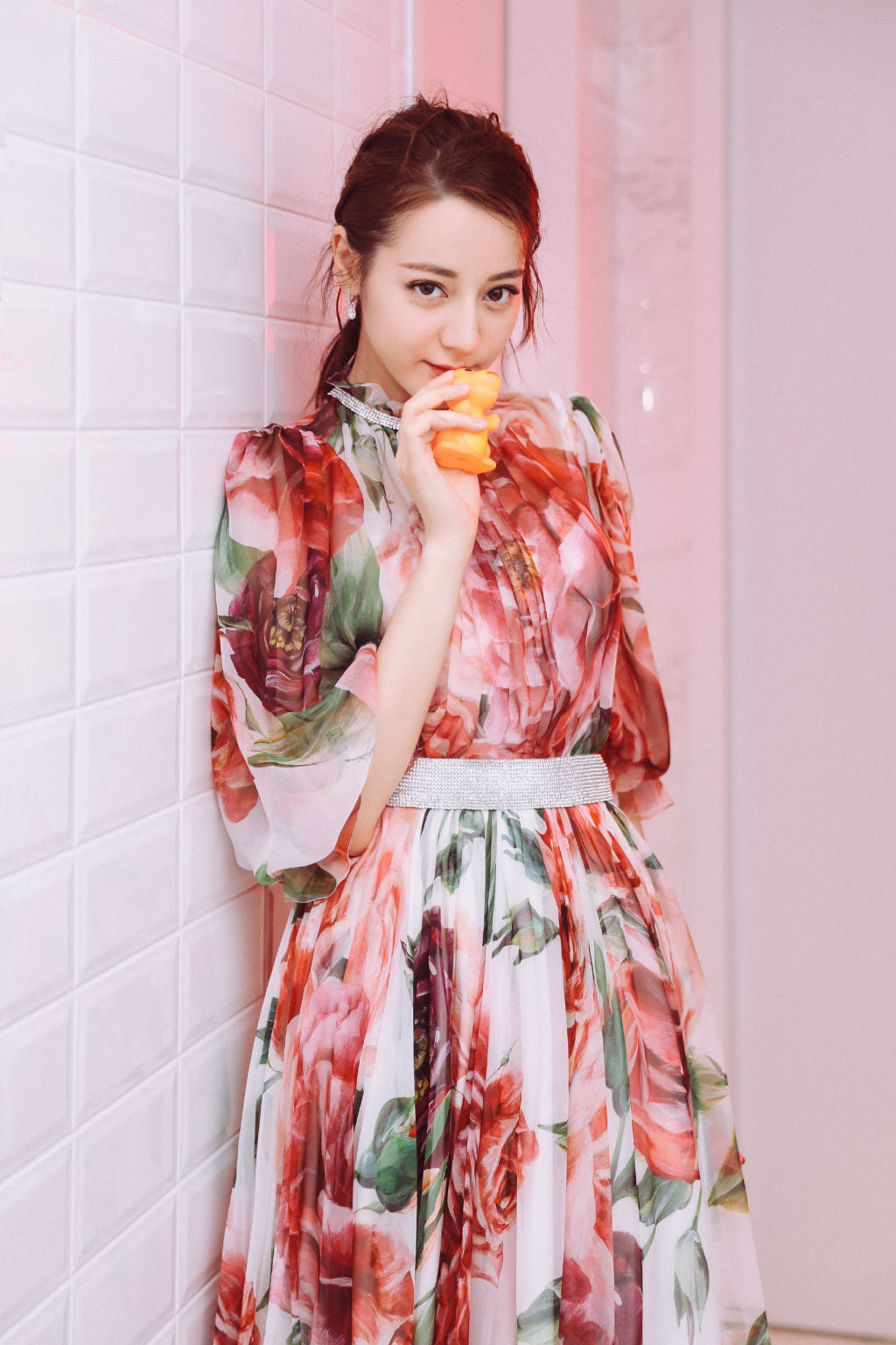 迪丽热巴时尚写真，花色连衣裙露出嫩白美脚 在我心中热巴最美