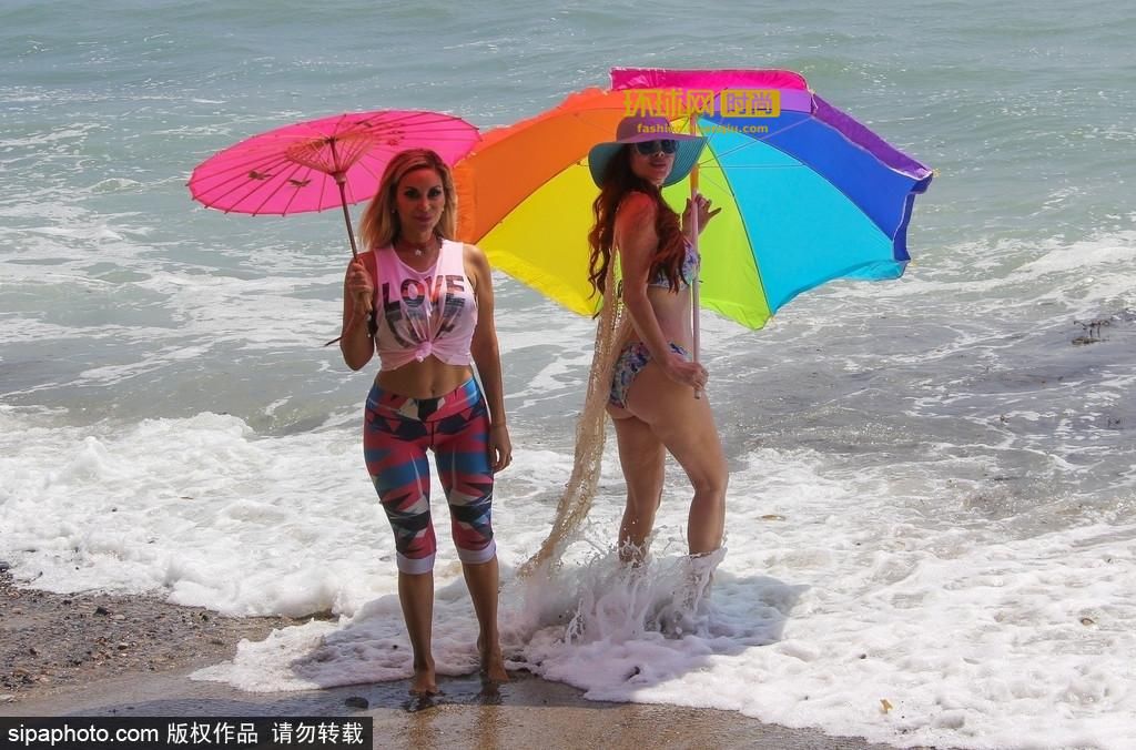 好姐妹沙滩一起大秀身材，性感加倍让人无法转移视线