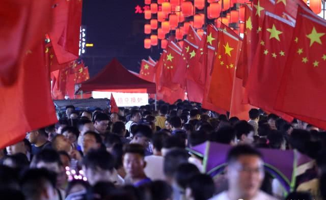 游客扎堆逛街场面壮观,有人一小时仅走200米,多名孩子被挤哭