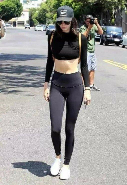 时尚街拍:紧身运动美女秀出迷人身姿,爱运动的女孩身材就是好！