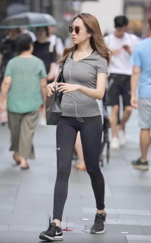 街拍：时尚御姐，俏皮上围十分迷人，下身紧身裤无意间秀出线条的