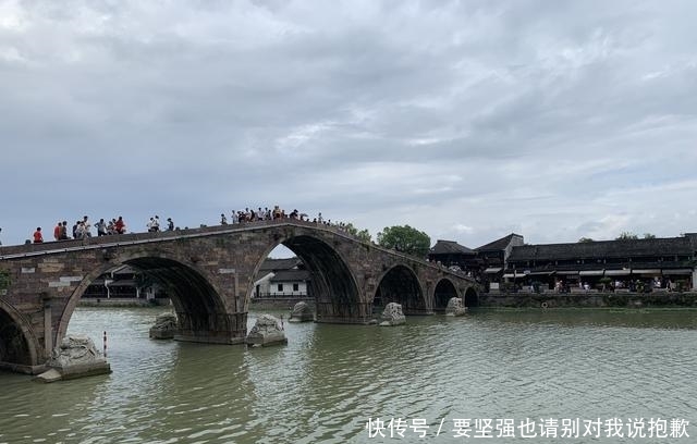 别再往乌镇西塘挤了,杭州这座古朴宁静的古镇,坐地铁就能到