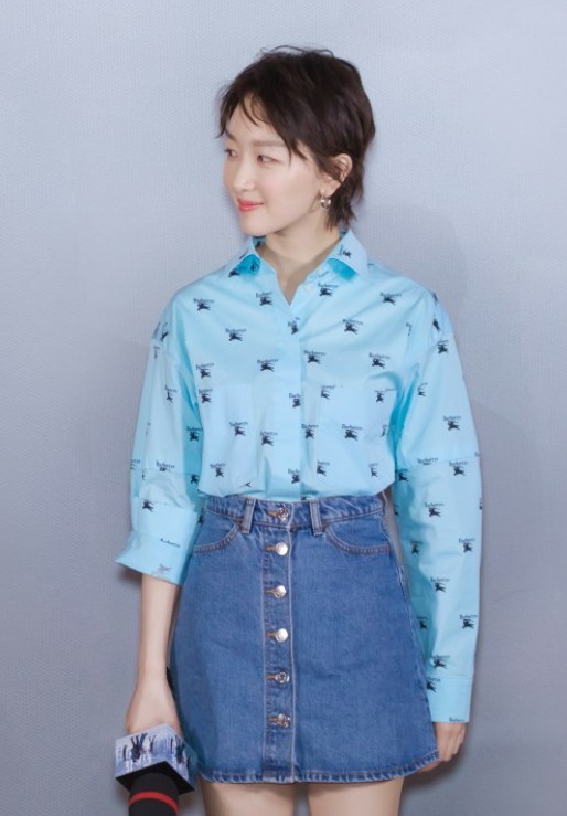 周冬雨穿一袭白裙变身小学生，排骨胸和扁塌臀也可以美出新时尚！