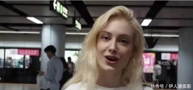 美国美女来上海旅行，地铁排队时却产生疑惑：中国人为何这样做？