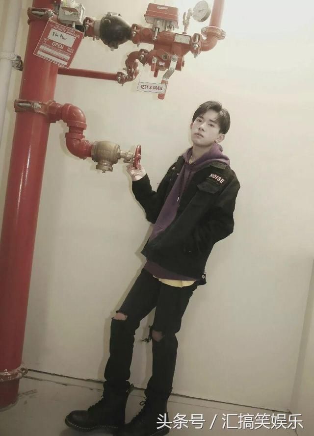 易烊千玺的穿衣观念好独特，总喜欢夏天和冬天反着来