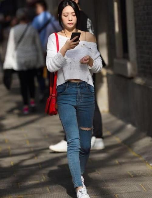 「气质」街拍:面带微笑的美女,一件白色上衣配牛仔热裤,时尚清新气质