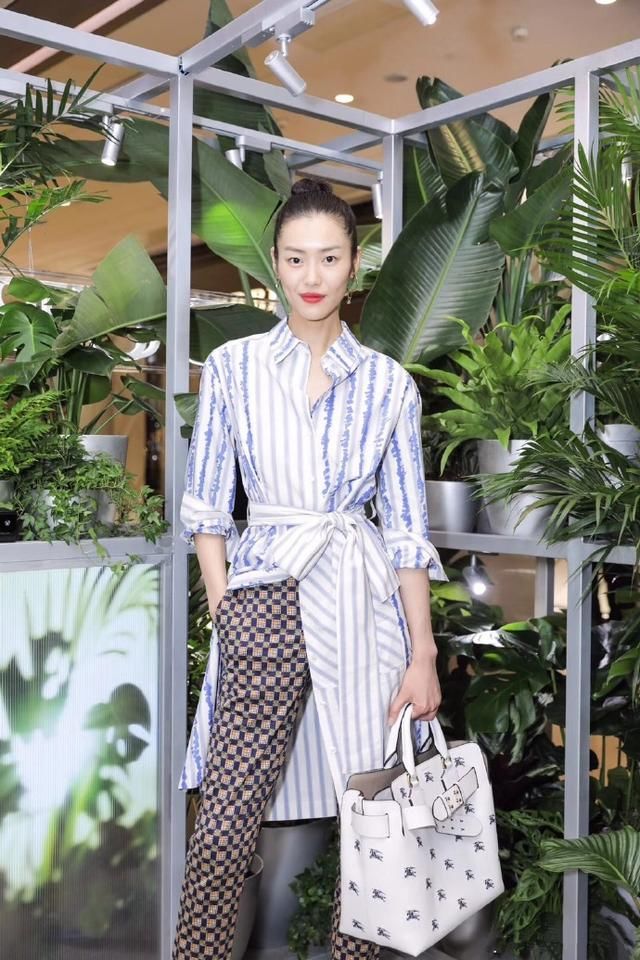 刘雯厉害！能把5400块大妈同款格纹裤穿出时尚感，真心让人佩服